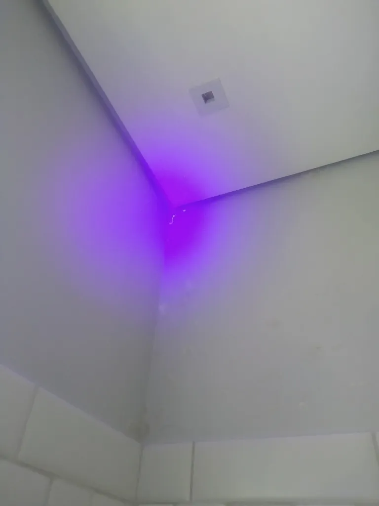 Detecção de infiltração e vazamento de água sob iluminação ultravioleta usando corante reagente químico contrastante pela Hidrotub