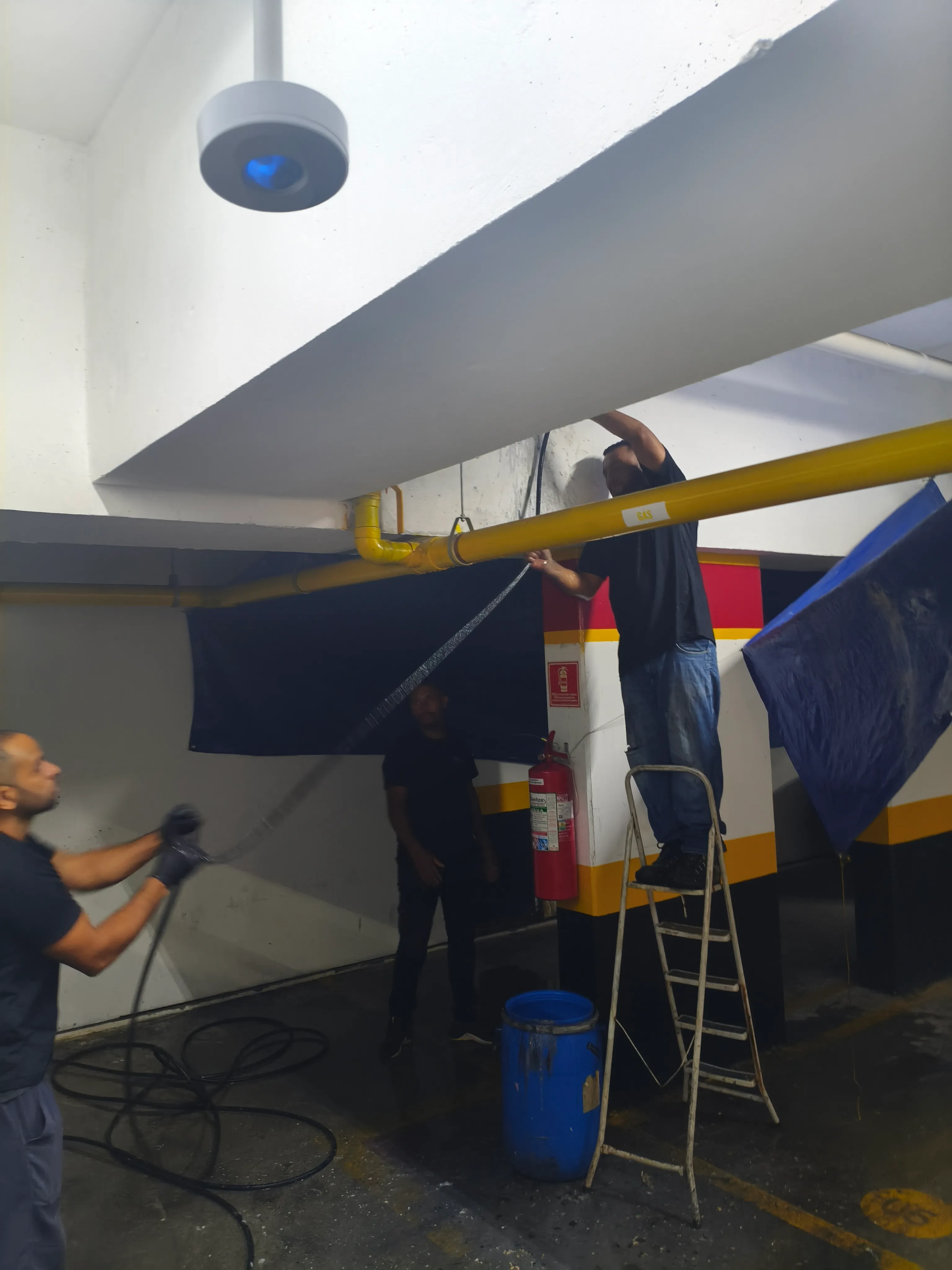 Equipe técnica da Hidrotub realizando desentupimento predial com hidrojateamento