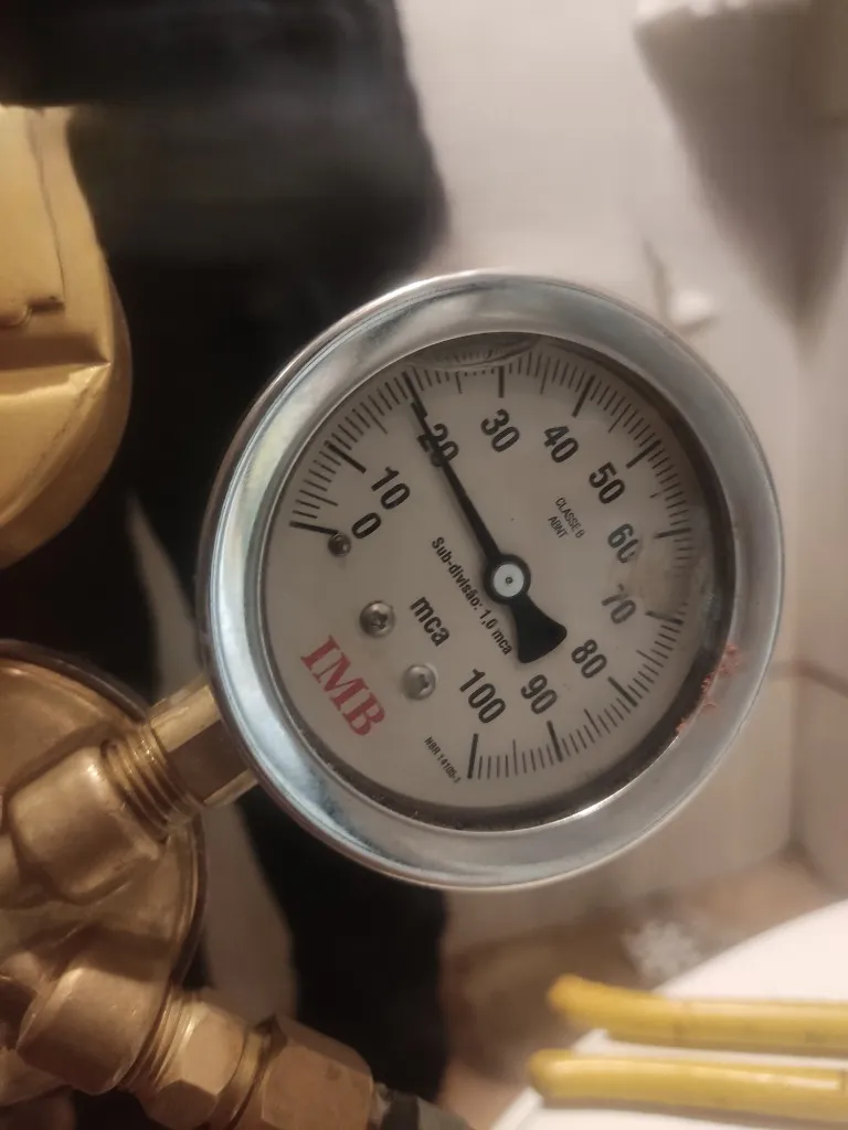 Manômetro analógico medindo pressão em teste de estanqueidade de água em tubulação