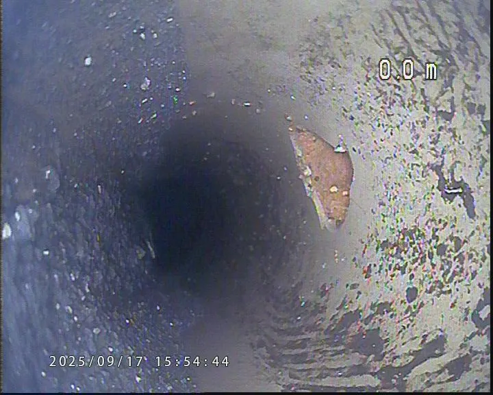 Filmagem interna com microcâmera registrando patologias e fissuras de cano de esgoto