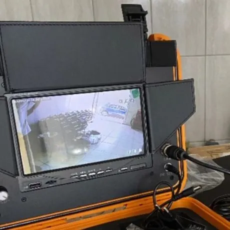 Monitor de vídeo inspeção de tubulação mostrando as imagens da câmera em tempo real