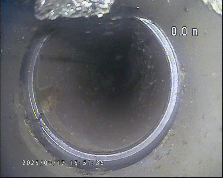 Diagnóstico por vídeo inspeção robotizada registrando o interior de tubulação de esgoto predial com metragem digital pela Hidrotub